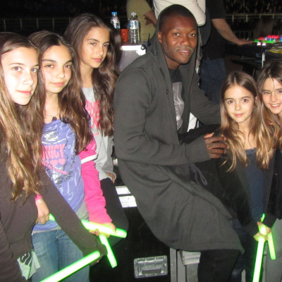 Ο DJIBRIL CISSE με τις μικρες θαυμαστριες του !!!