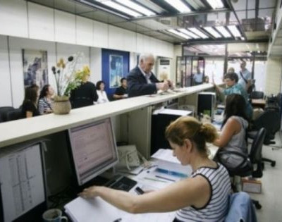 Μείωση 40% σε μισθούς δημοσίων υπαλλήλων