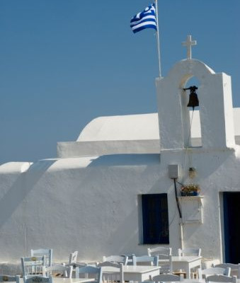 Θα παντρευτώ τον Σεπτέμβρη και θέλω να κάνω τη δεξίωση έξω  από την εκκλησία για να μην ξοδέψω χρήματα. Γίνεται;