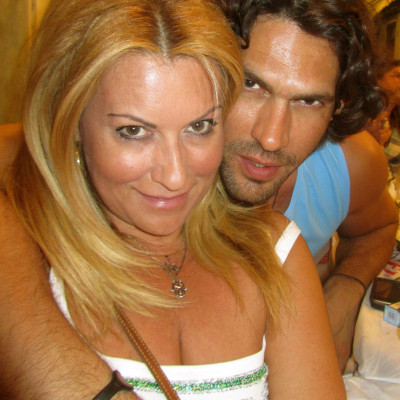 Στην Αιγινα με την Γωγω Αυγερινοπουλου & τον Γιαννη Σπαλιαρα ..