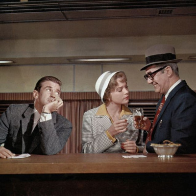 Πως να παραγγείλεις ποτό σε ένα γεμάτο μπαρ