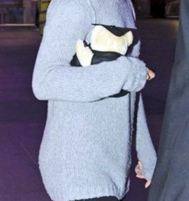 Ποια σταρ ταξιδεύει αγκαλιά με το αρκουδάκι της;