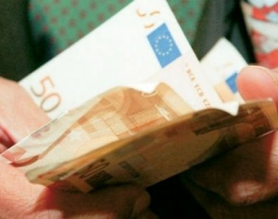Τέλος 300 ευρώ (και) για όσους αμείβονται με μπλοκάκι
