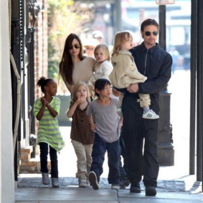 Η Angelina Jolie, τα παιδιά, και 20 διάδρομοι για bowling