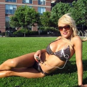 Κορίτσια στον ήλιο μετά μουσικής