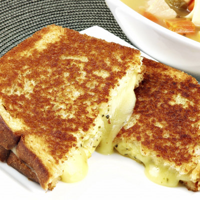 Γλυκόξινο σάντουιτς με μήλα και τυρί