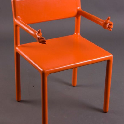 Καρέκλα με ανοιχτές αγκάλες