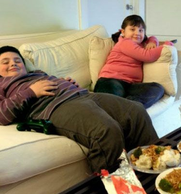 Επιτρέπεται να ταΐζουμε το παιδί μας μπροστά στην τηλεόραση;