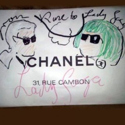 Ο Karl και η τσάντα της Lady Gaga