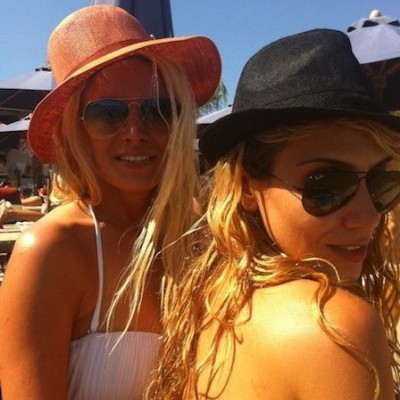 Στο νησί των ανέμων η Έλενα Παπαβασιλείου με την κολλητή της Κατερίνα Καινούργιου