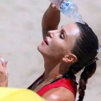 Το beach bolley της δίνει στυλ και χαρακτήρα. Η Βίκυ Χατζηβασιλείου διατηρεί άψοφη φόρμα