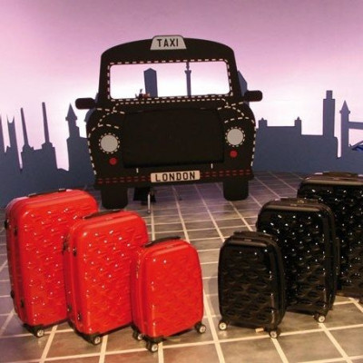 Κομψές βαλίτσες από τη Lulu Guinness