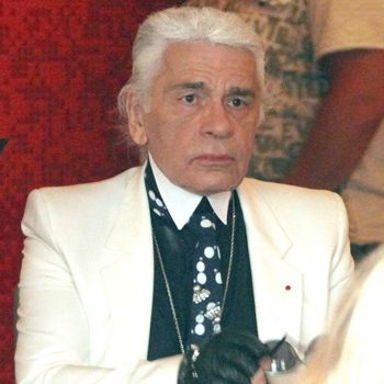 O Karl βγάζει τα γυαλιά του -το τέλος του κόσμου πλησιάζει