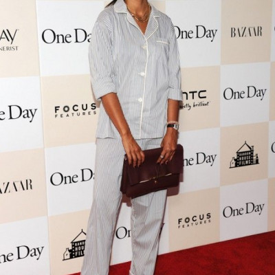 Πιτζάμες στο κόκκινο χαλί