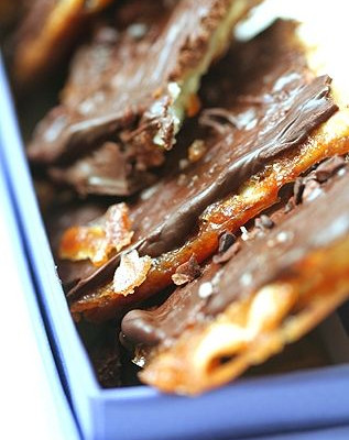 Καραμελωμένα κράκερς με πλούσια σοκολάτα