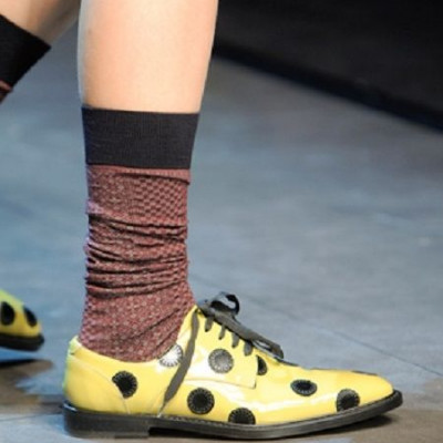 Τα αγορίστικα παπούτσια στα πόδια των γυναικών