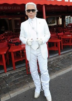 O Karl βγαίνει από το σκοτάδι…