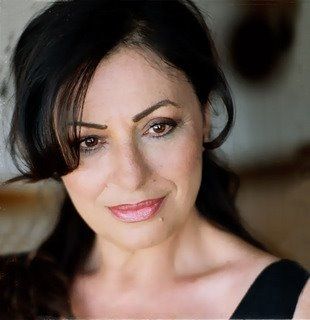 Η Χαρούλα, δεν με ανεβάζει απλώς, με ταξιδεύει για ώρες