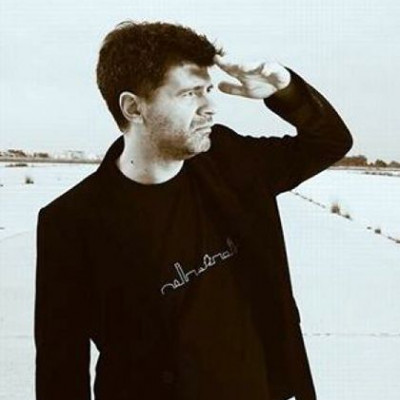 Ο Φοίβος Δεληβοριάς στο Ανοιχτό Θέατρο Άλσους Βεΐκου