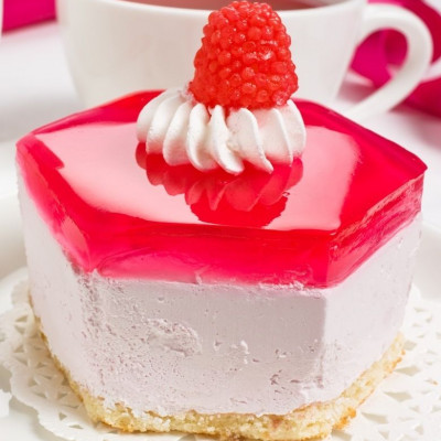 Καλοκαιρινό γλυκό με ζελέ από τη Νίκη Μερκούρη