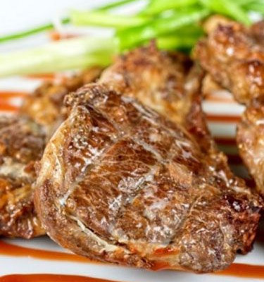 Δοκιμάστε τις εύκολες χοιρινές μπριζόλες με σος μαρμελάδα raspberry