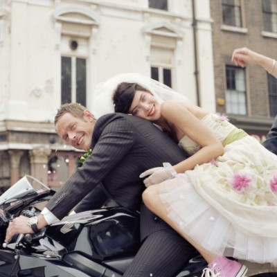 Ντύσου νύφη και σπάσε τις παραδόσεις