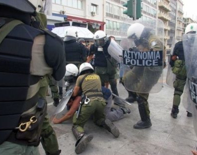 Απαράδεκτο θέαμα στα σκαλιά της Βουλής