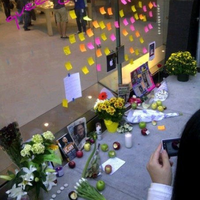 Apple store tribute to Steve Jobs from all the people passing by..