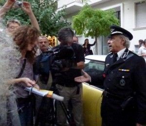 Έκαψαν τη ναζιστική σημαία έξω από την Γερμανική Πρεσβεία!
