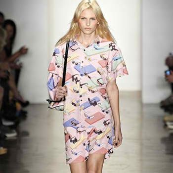 O Andrej φόρεσε τη φούστα του και πήγε να γνωρίσει τη βασίλισσα