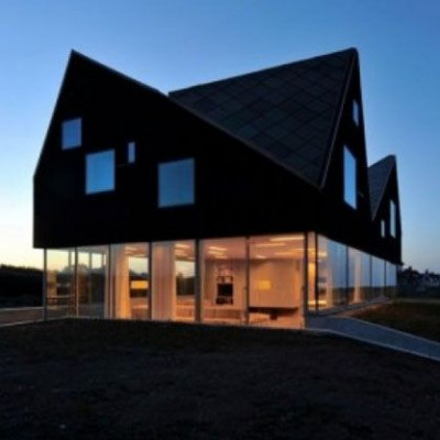 Το διαφανές σπίτι πάνω στους αμμόλοφους