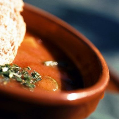 Η πιο παράξενη φθινοπωρινή σούπα με ντομάτα, ρεβίθια και παξιμάδια