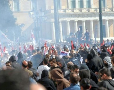 Επεισόδια στο Σύνταγμα – Οδομαχία ΠΑΜΕ και κουκουλοφόρων