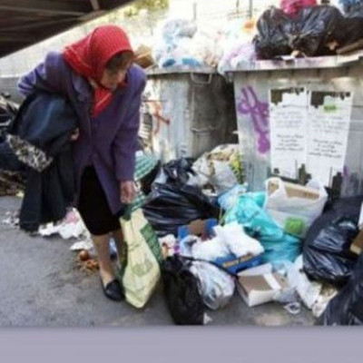 Η ξαδέρφη του Αριστοτέλη Ωνάση ψάχνει για φαγητό στα σκουπίδια!