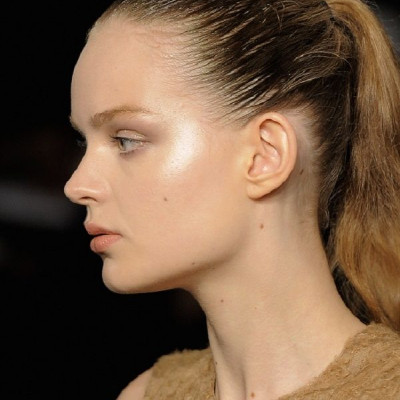 H make-up artist Ρούλα Σταματοπούλου μας μαθαίνει να κάνουμε υπέροχες γυαλάδες