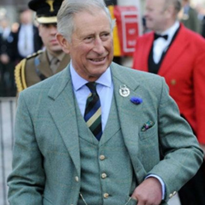 Ο Κάρολος δεν έχει ντυθεί ποτέ μόνος του και βάζει να του σιδερώνουν τα κορδόνια