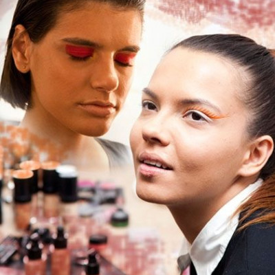 Δύο τρόποι να φορέσετε κόκκινο στα μάτια, βγαλμένοι από το AXDW