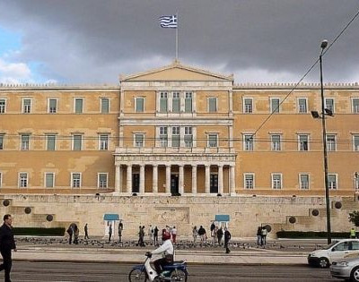Reuters: Τρία σενάρια για την Ελλάδα με κοινό τέλος