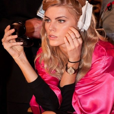 Αντιγράψτε τα μαλλιά και το μακιγιάζ από το Victoria’s Secret Fashion Show