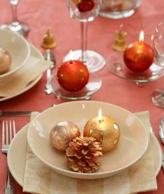 Παντρεύομαι τα Χριστούγεννα αλλά δεν ξέρω τι χρώματα να επιλέξω και τι λουλούδια, αφού τα χριστουγεννιάτικα είναι κόκκινα. Τι να κάνω;