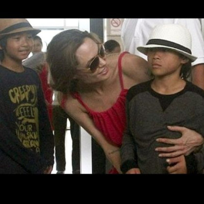 Γιατί η Angelina Jolie παρηγορεί τον Pax;