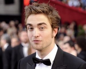 Έχει «ψύχωση» με τον Pattinson και το δείχνει στο Facebook (pics)