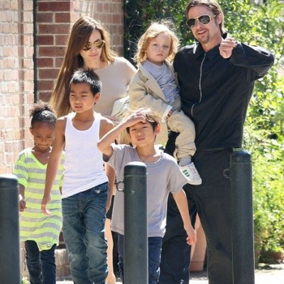 H Angelina Jolie φέρνει σε επαφή το γιο της με τη βιολογική του γιαγιά