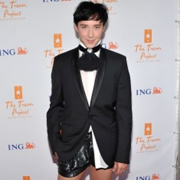 O Johnny Weir κρύβει εσώρουχα μέσα στη Birkin του