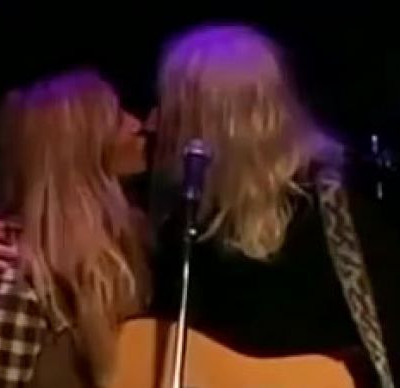 Videos: Βίσση-Καρβέλας: Το ντουέτο μετά από χρόνια, το φιλί στα χείλη και τα πειράγματα του Ψινάκη