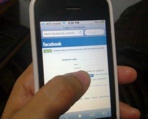 Έρευνα: Οι Έλληνες επικοινωνούν μέσω Facebook για να μειώσουν τα έξοδα!