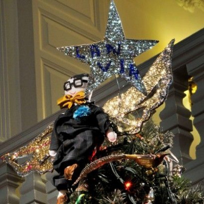 Το δέντρο του Claridge’s έχει για άγγελο τον… Alber Elbaz