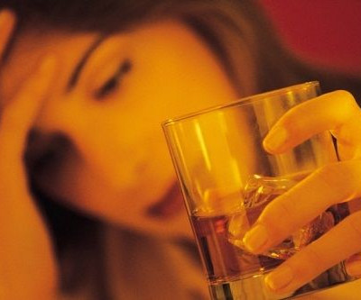 Το αλκοόλ βλάπτει πιο πολύ τις γυναίκες από τους άντρες