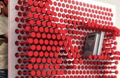 Βιβλιοθήκη από πινέζες