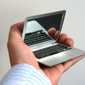 -Μήπως έχεις καθρεπτάκι; -Πάρε το MacBook Air μου!